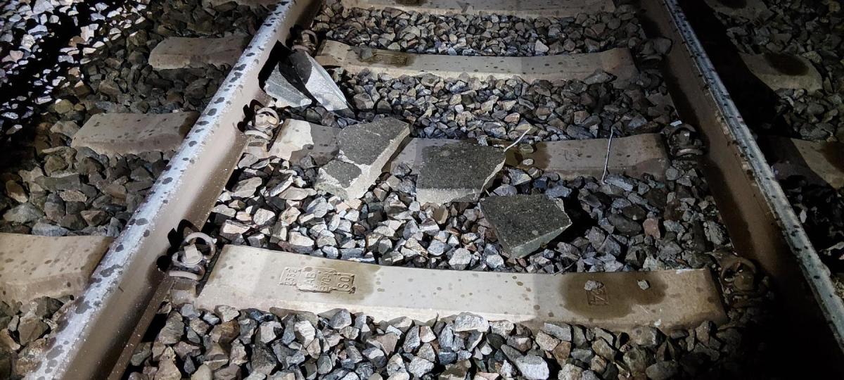 "Räder kurzzeitig abgehoben": S-Bahn-Unfall wegen Betonplatten auf den Gleisen