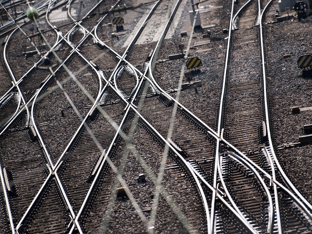 Bundespolizei ermittelt: S-Bahn überfährt Betonplatten – Fahrgäste evakuiert