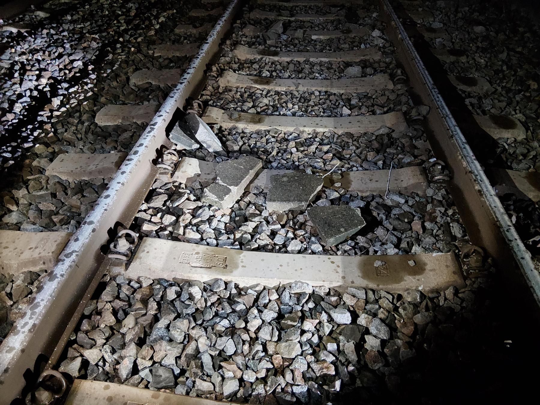 Schockmoment: Münchner S-Bahn rast über Betonplatten auf Gleisen