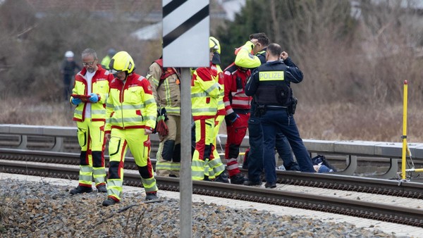 Mann leblos im Gleisbett der S-Bahn gefunden – Verkehr unterbrochen
