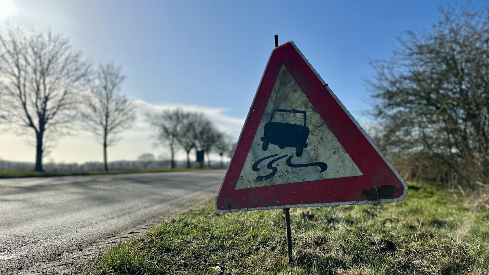 Verschmutze Landstraßen: ADAC SH warnt vor "Bauernglätte"