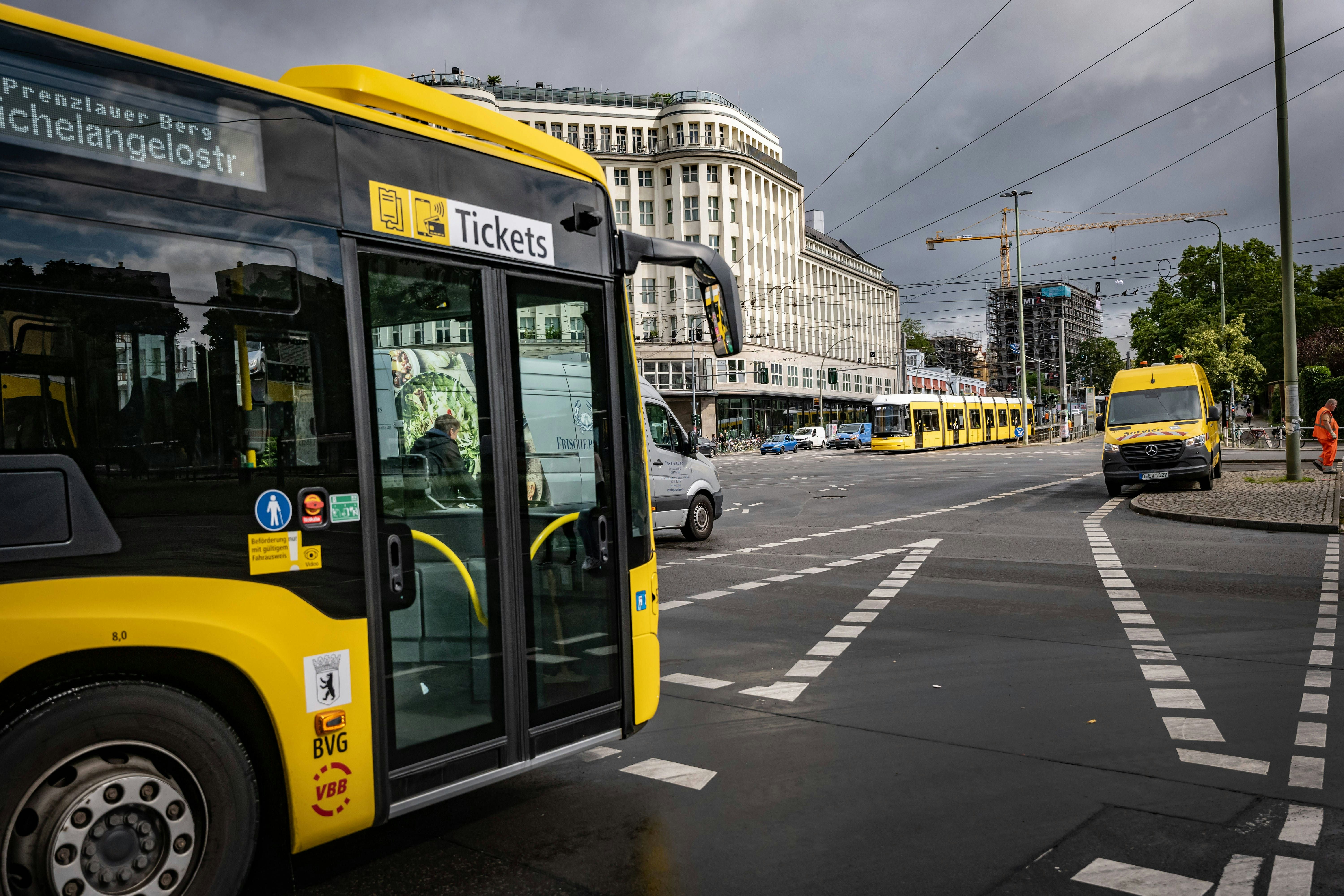 Spritpreise explodieren: Drohen jetzt in Berlin höhere BVG- und Taxipreise?