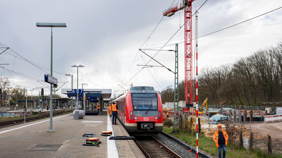 Baukran beschädigt Oberleitung bei Frankfurt – Bahnverkehr gestört