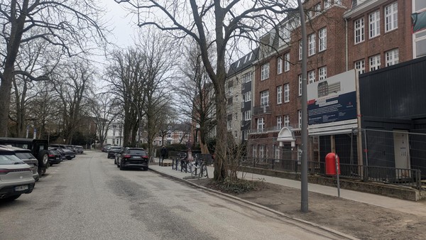 Politik will Elterntaxis vor Hamburger Grundschule verbieten – mit Idee aus Wien