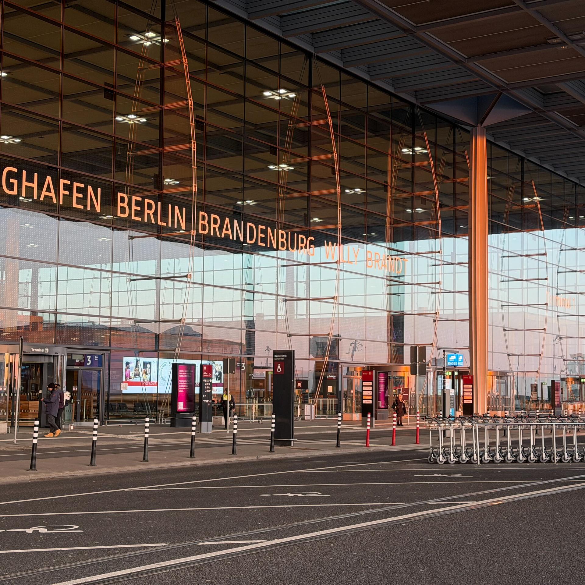 Tarifkonflikt - Hauptstadtflughafen BER wegen Warnstreiks lahmgelegt - Viele Einschränkungen im ÖPNV