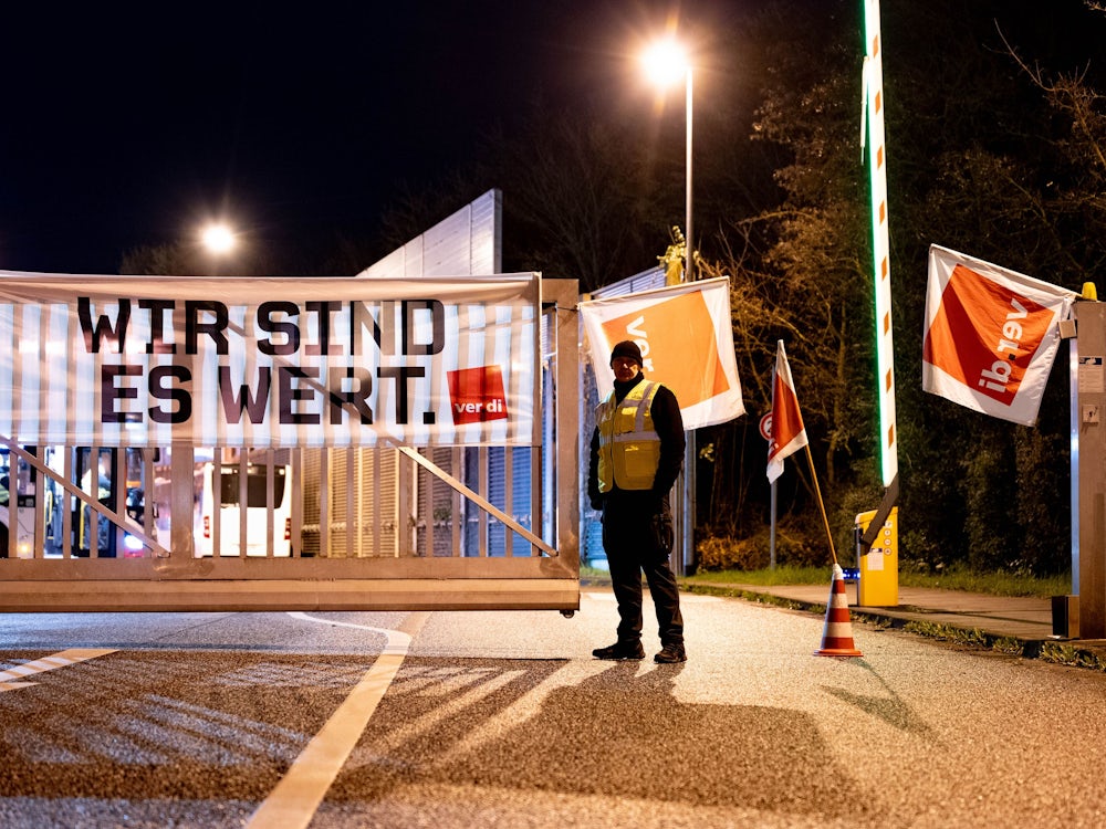 Tarifstreit: Busse bleiben im Depot, Flugzeuge am Boden