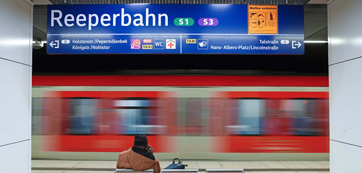 „Akute Lebensgefahr“ – Männer fallen bei Schlägerei im Bahnhof Reeperbahn ins Gleis
