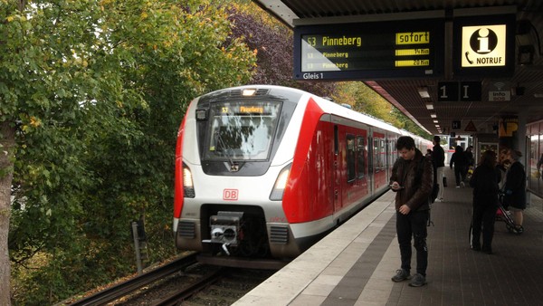 38-Jähriger attackiert und würgt Mann in fahrender S-Bahn