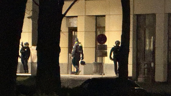 Seestraße: Schwerbewaffnete Polizisten im Virchow-Klinikum im Einsatz