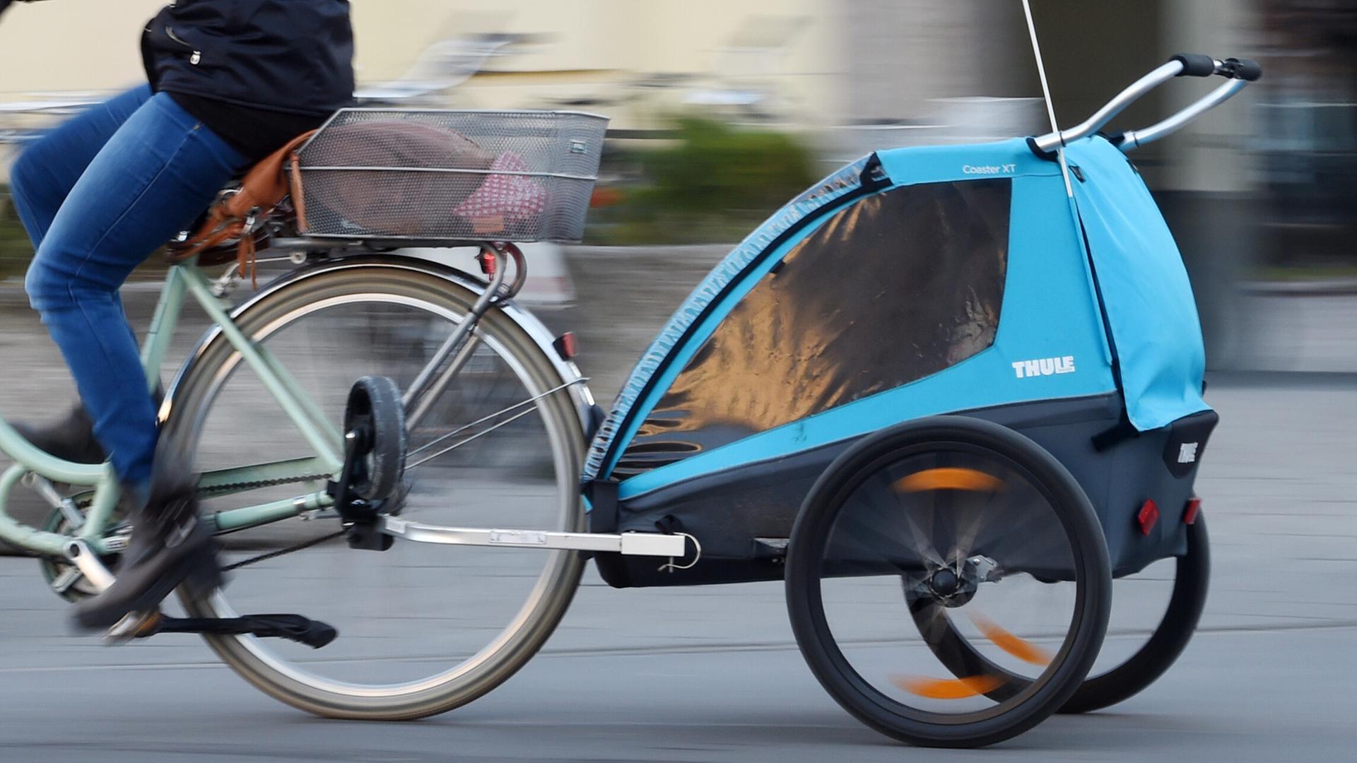 Hamburg: Frau klaut Fahrrad mit schlafendem Kind im Anhänger