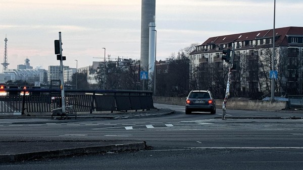 Kaum repariert, schon wieder kaputt: Diese Ampel in Berlin wird ständig angefahren