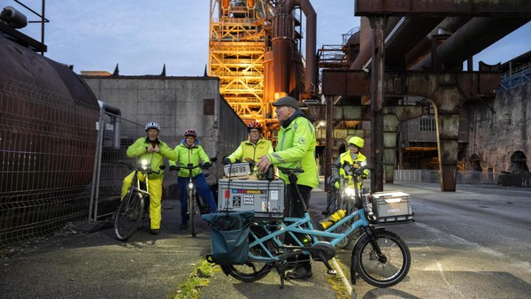 Sechs winterfeste Hattinger radeln durch die Stadt – und gucken dabei Filme