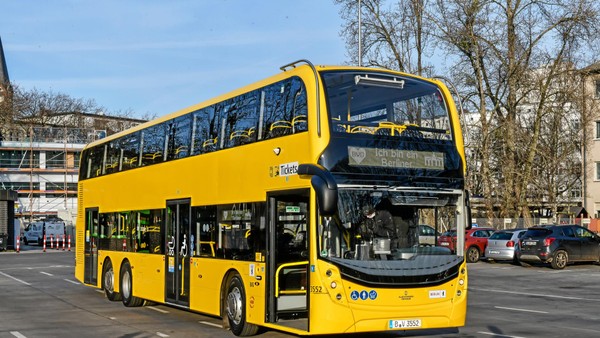 BVG-Bus auf Abwegen: Waghalsiges Wendemanöver sorgt für Aufregung im Netz
