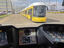 BVG lässt Fahrgäste die Notbremse testen: Plötzlich hat man die ganze Tram im Griff