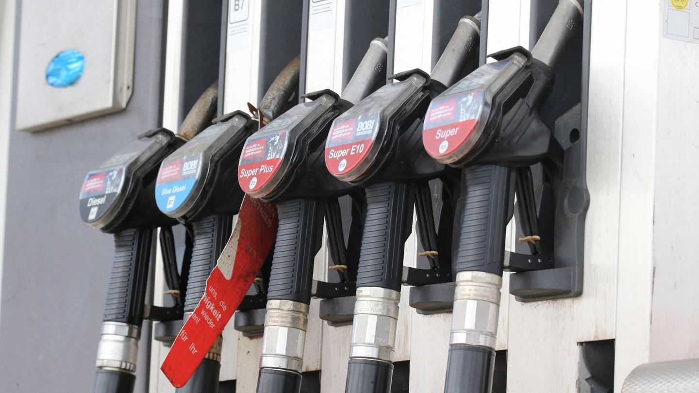 Zu welcher Uhrzeit tanken?: Spritpreise vor Ostern ziehen an – so sparen Sie beim Tanken