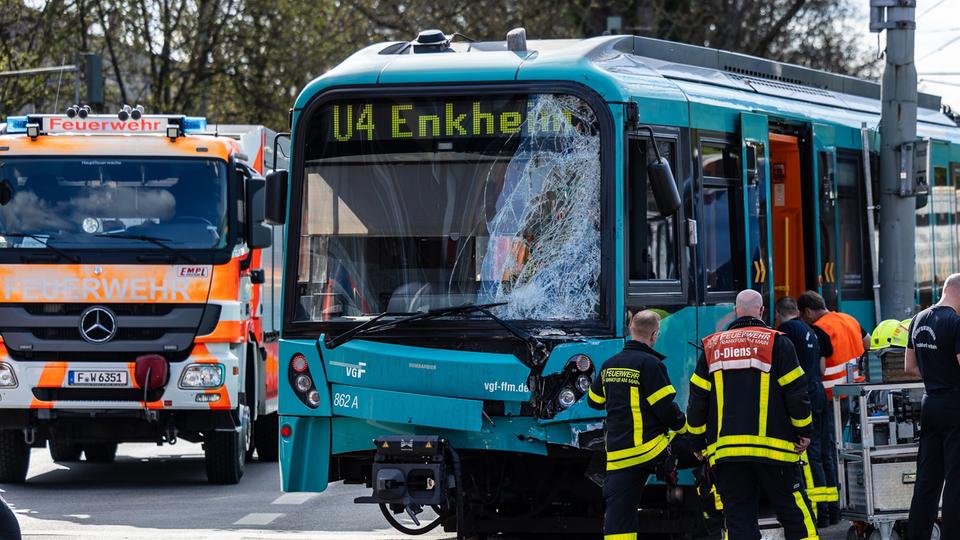 Zusammenstoß von U-Bahn und Lkw in Frankfurt – vier Verletzte
