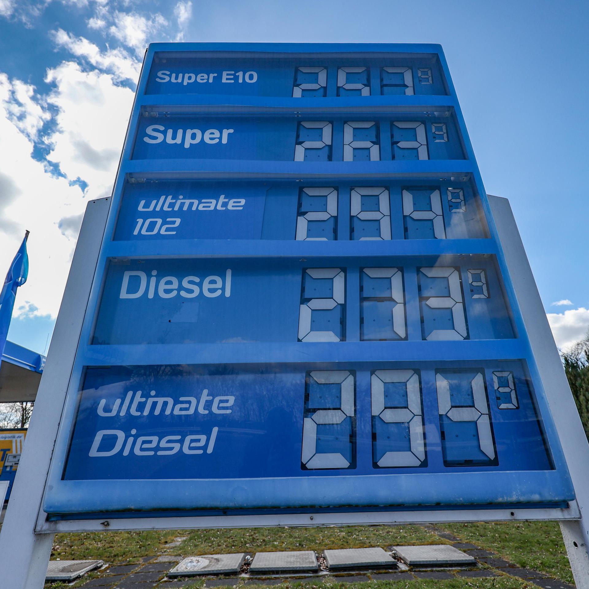 Iran-Krieg - Wegen hoher Spritpreise Debatte über Tempolimit und Übergewinnsteuer