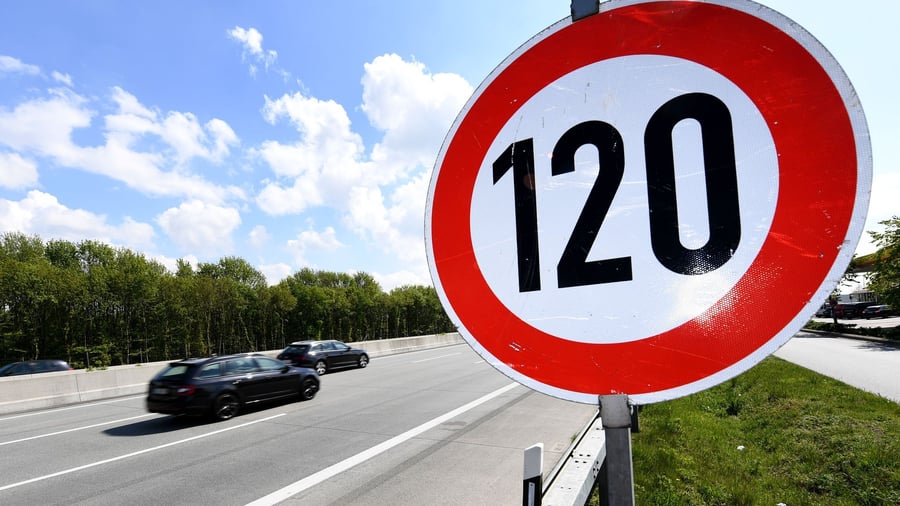 Tempolimit auf Autobahn: Zu schnell, geblitzt und dann doppeltes Bußgeld – zu Recht?