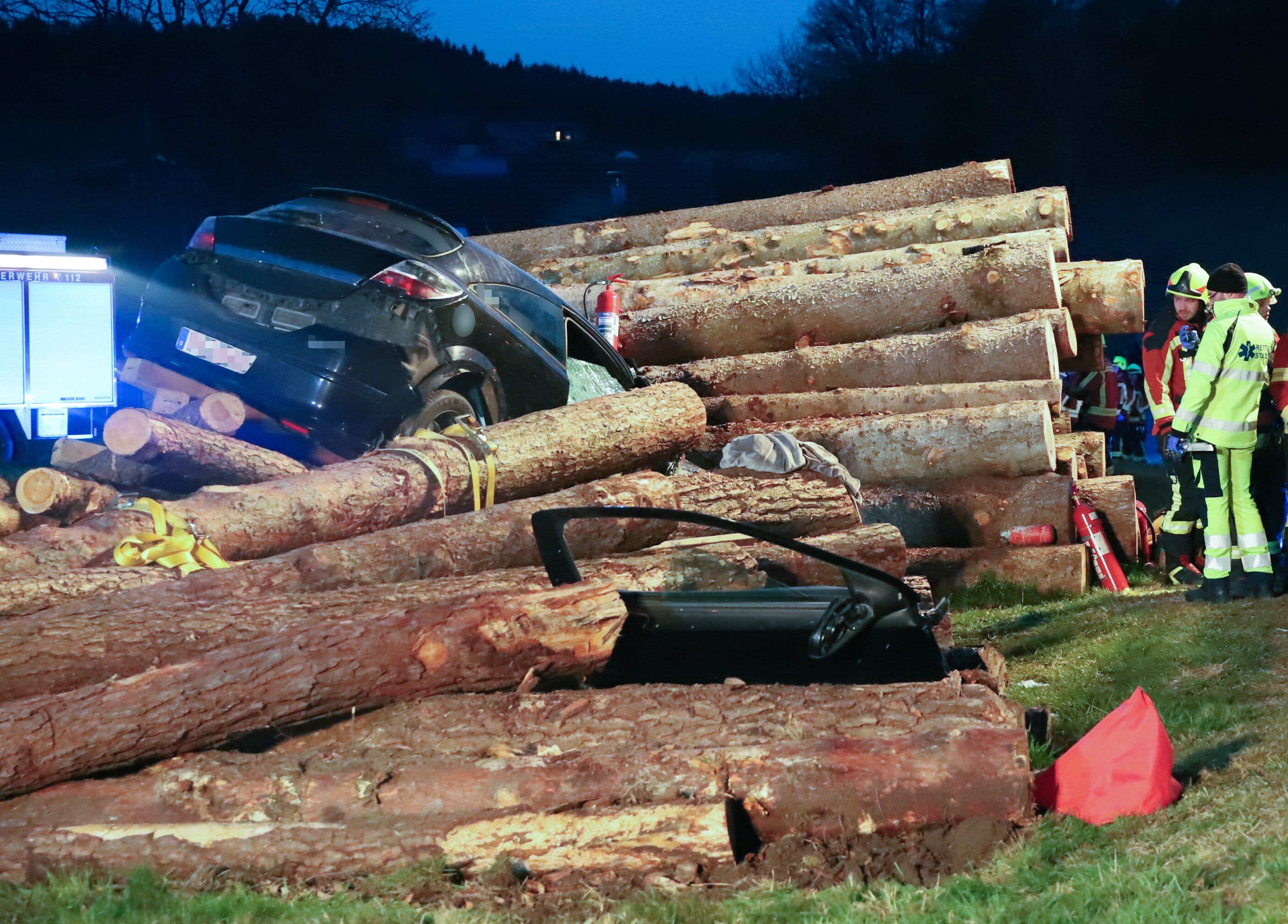 Tödlicher Unfall: 30-Jähriger fährt gegen Stapel mit Baumstämmen