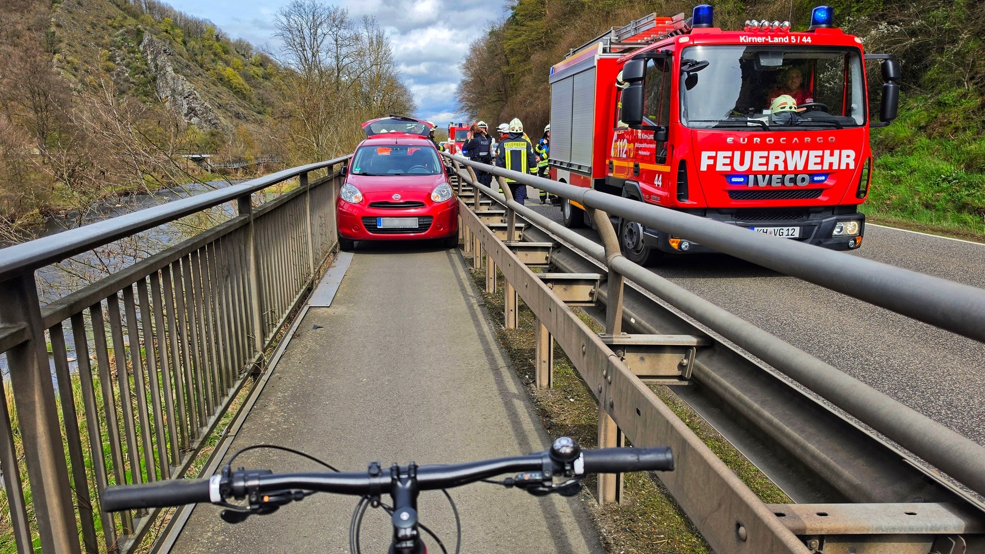 Kurioser Unfall: Auto bleibt bei Kirn auf Radweg an B41 stecken