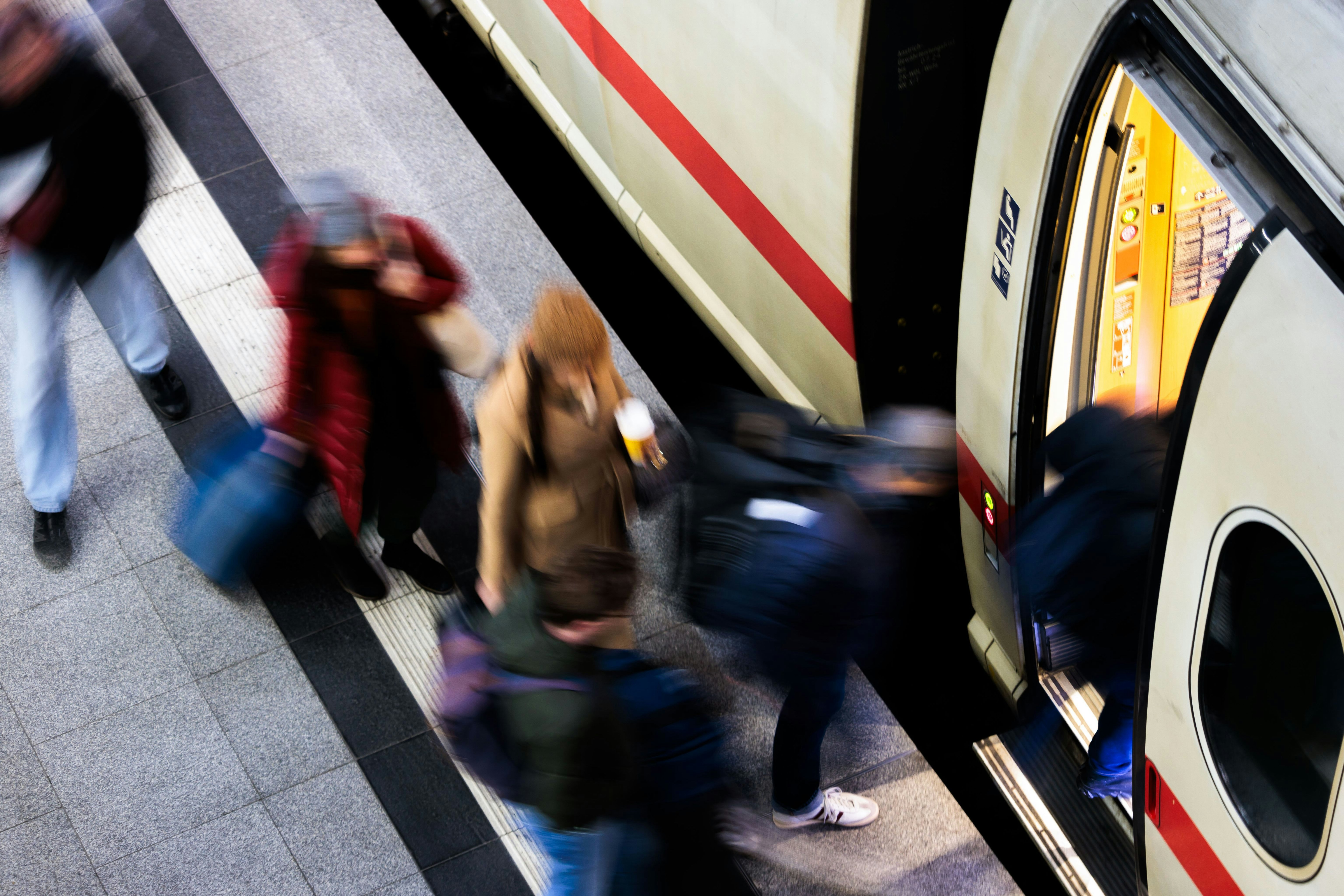 Spritpreise explodieren wegen Iran-Krieg: Gewerkschaft fordert günstigere Bahntickets