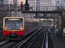 Brutaler Angriff in Berliner S-Bahn: Männergruppe belästigt Frauen – und schlägt dann Helfer zusammen