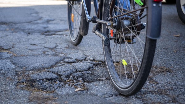 Vor-Ort-Test: Als Radler unterwegs auf der Straße des splitternden Asphalts