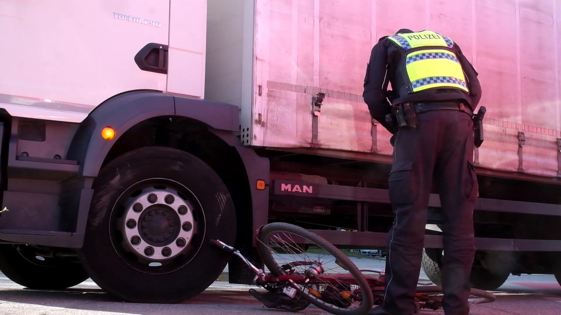 Unfall mit abbiegendem Lkw: Radfahrerin in Barmbek verletzt