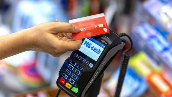 Mann will gestohlene Bankkarten verschwinden lassen – doch Polizei merkt es