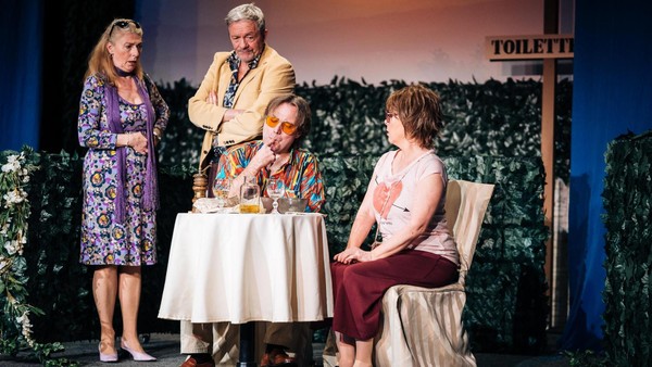 Das kleine Hoftheater: Komödie „Fisch sucht Fahrrad“ überlagert Abschiedsschmerz