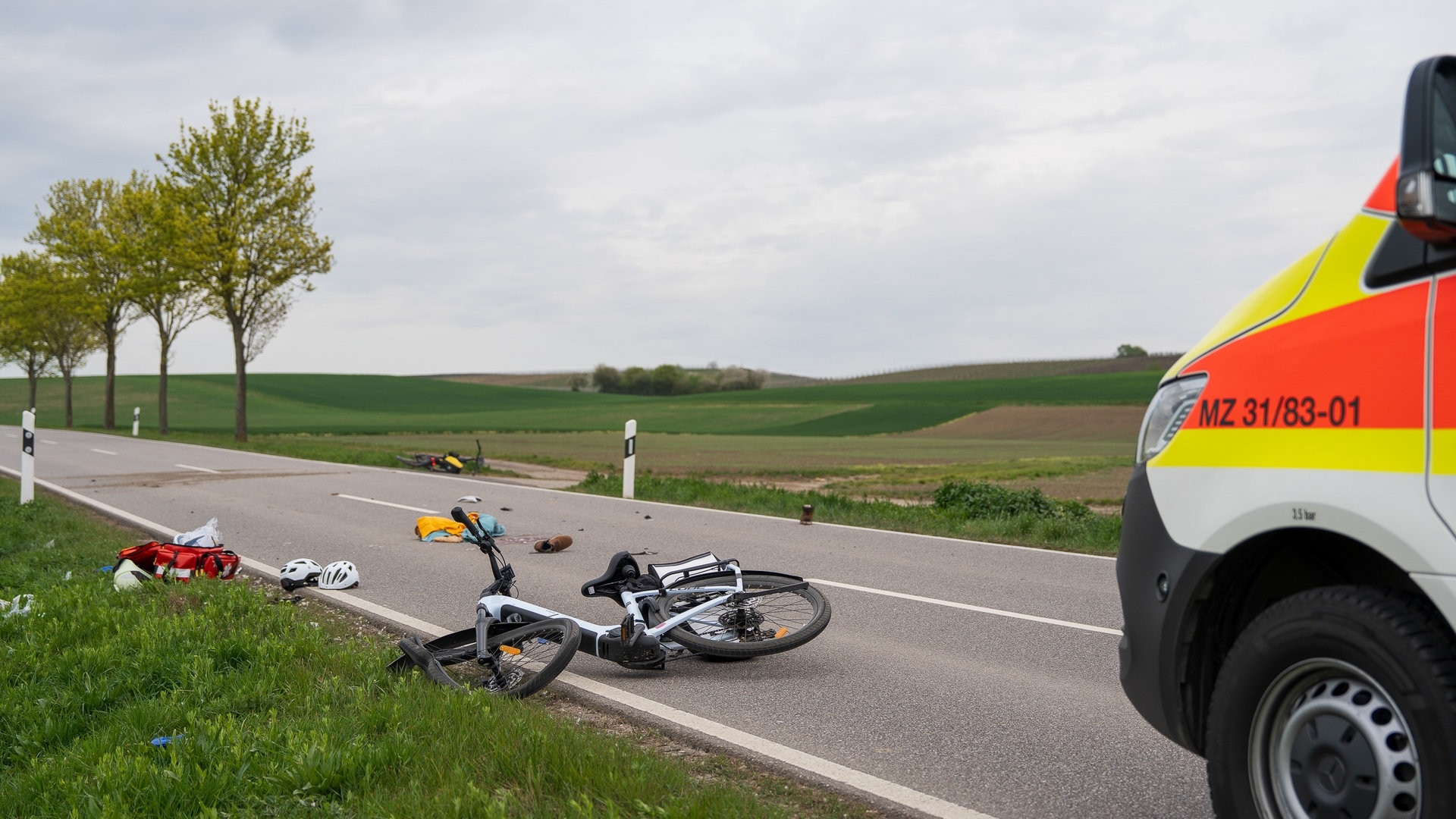 Motorradfahrer rast in Radfahrer - drei Schwerverletzte