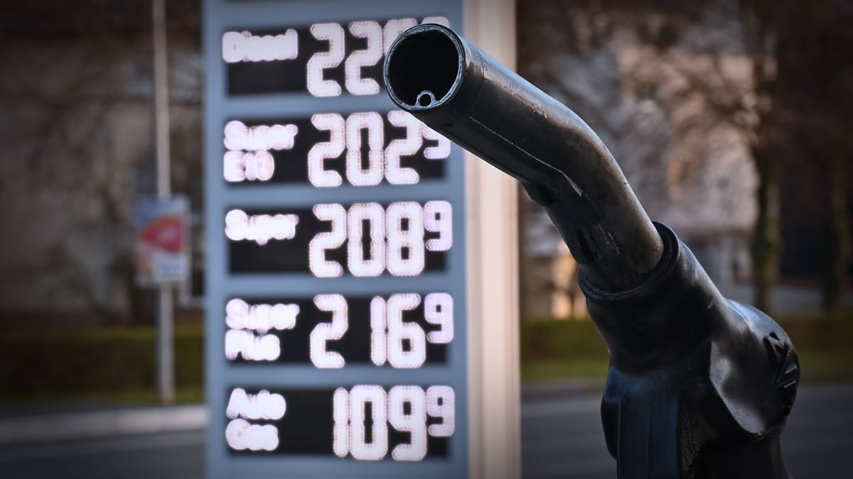 Spritpreise bleiben hoch: Studie zeigt, wie das Tempolimit Milliarden spart