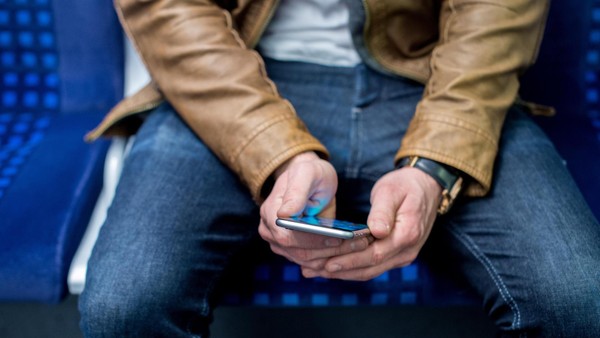 Fremder Mann fotografiert Hamburgerin (24) heimlich in S-Bahn – „war schockiert“
