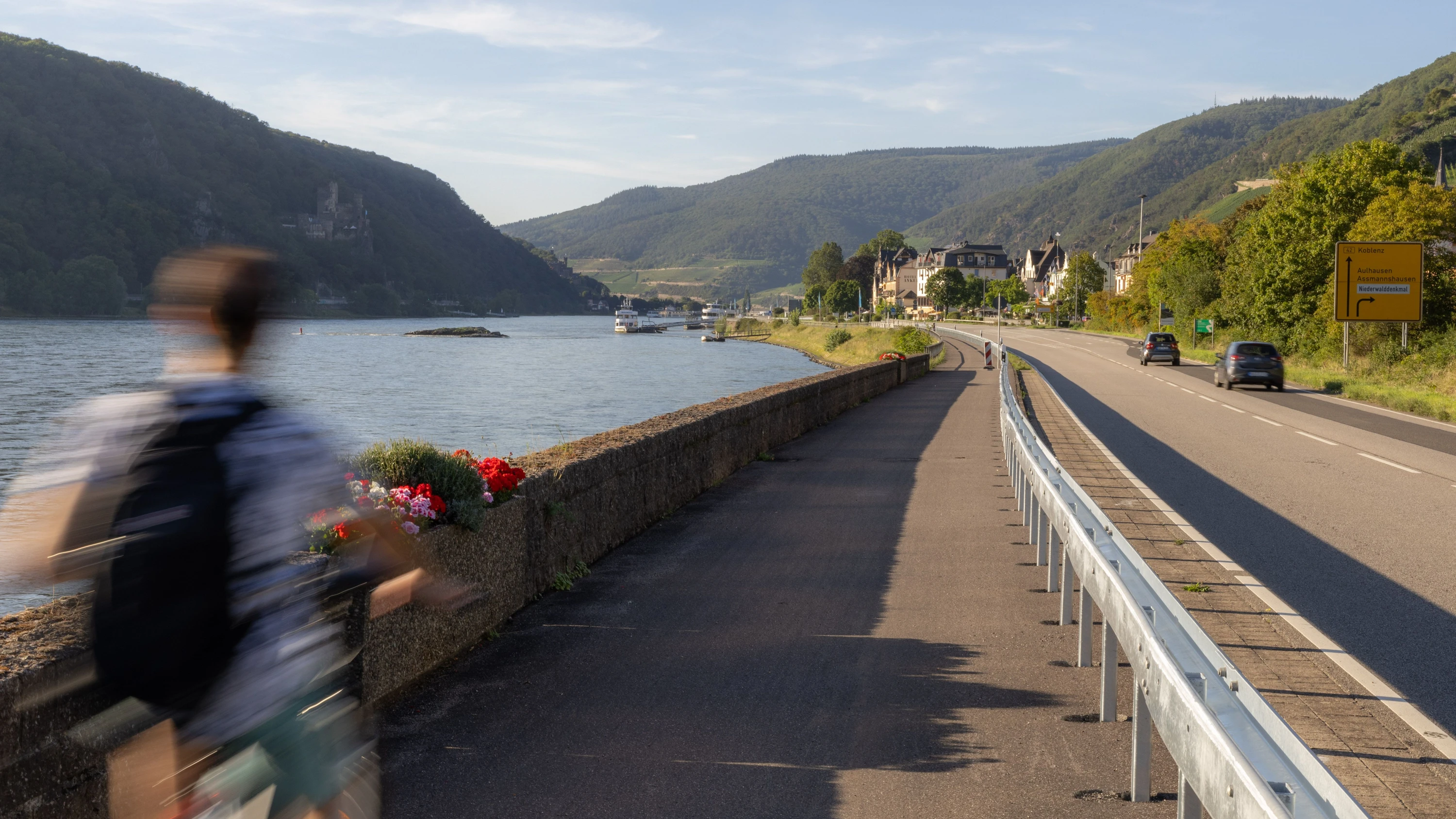 Unfall mit E-Scooter?: Leiche am Rheinufer entdeckt