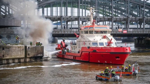 Sportboot brennt – Insasse rettet sich durch Sprung in die Elbe