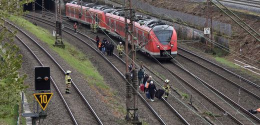 Haan im Kreis Mettmann: Oberleitung stürzt auf S-Bahn