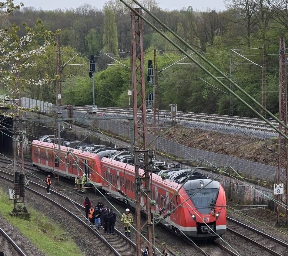 Feuerwehr befreit 65 Fahrgäste: Taube sorgt für Stromschaden– S-Bahn fährt bei Gruiten in Oberleitung