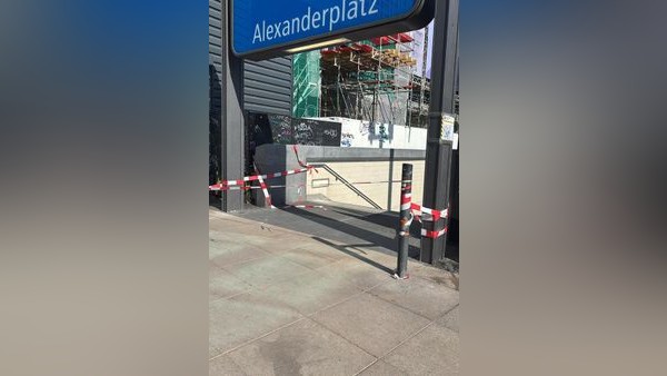 Gerüstteil von Baustelle in Berlin gestürzt – Frau an U-Bahnhof-Eingang verletzt