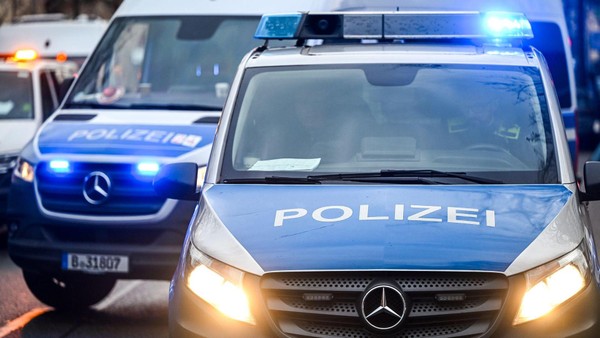 Mietwagenfahrer fährt auf wilder Flucht vor Polizei Fußgänger in Berlin an