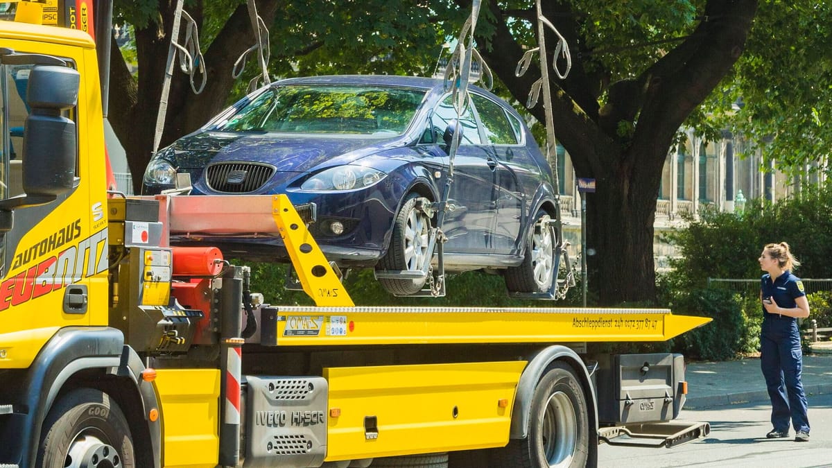 Fremdes Auto auf dem Grundstück: Ist Abschleppen lassen erlaubt?