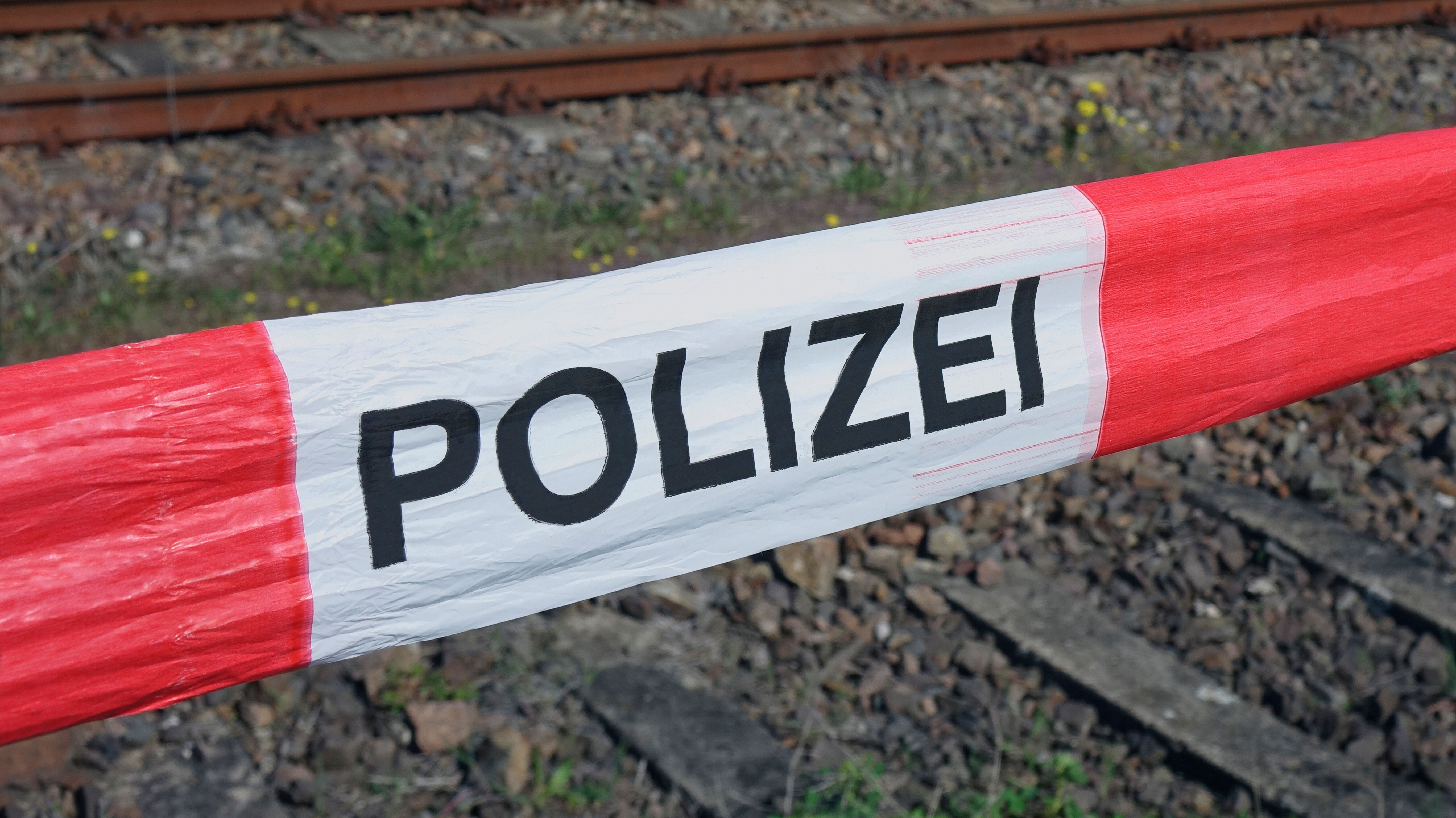 Tödlicher Unfall: 74-Jähriger bei Landshut von Zug erfasst