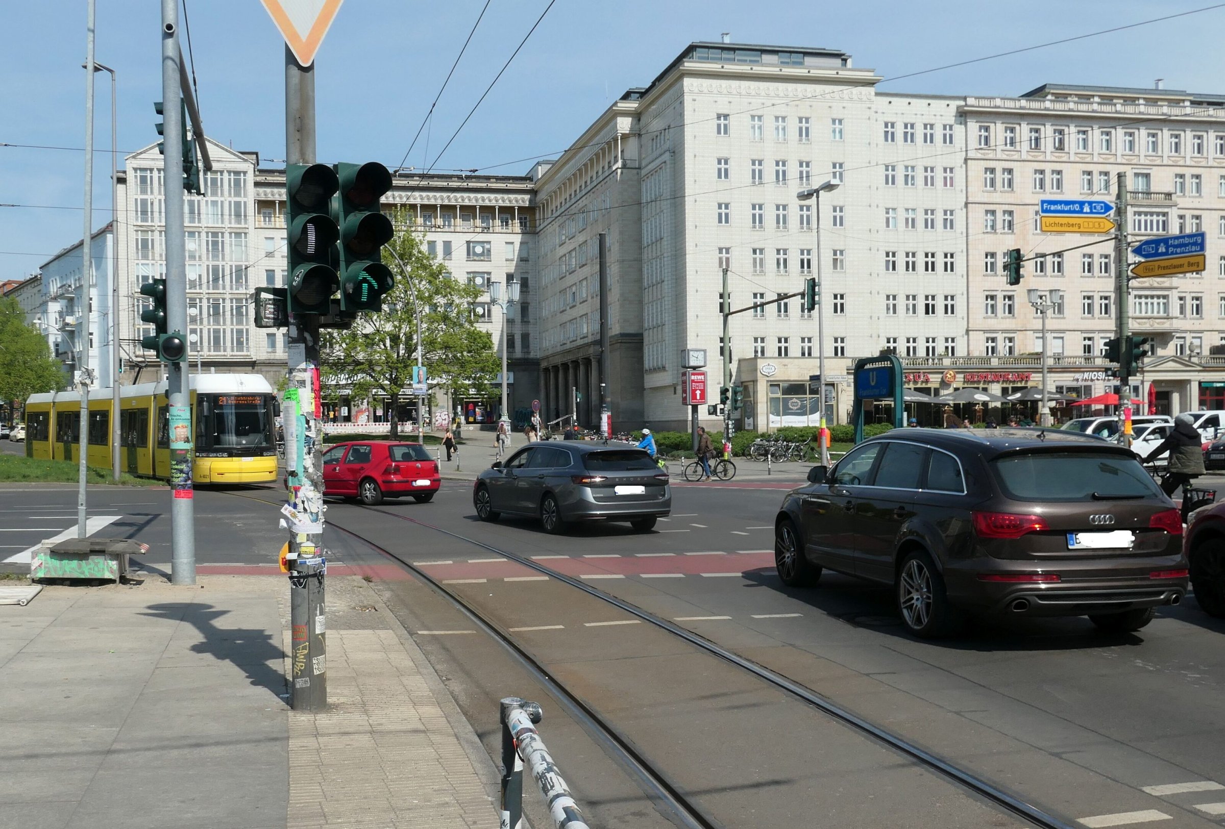Straßenbahn | Berlin: Stau- und Unfallfalle Frankfurter Tor für Tram optimiert