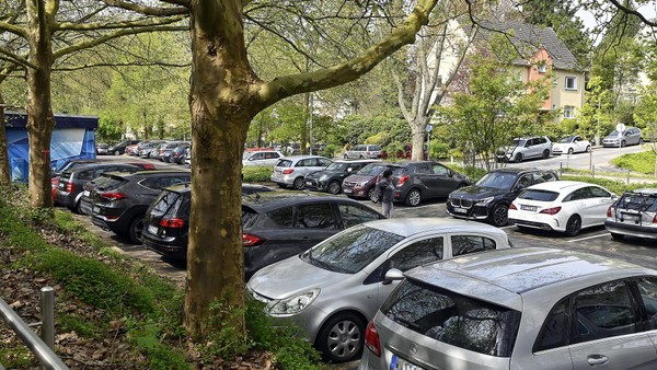 Schwierige Parkplatzsuche an Bochumer S-Bahnhof: Stadt wird aktiv