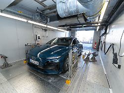 14 Modelle im ADAC-Test, 2 "gut": So weit kommen familientaugliche Elektroautos im Winter