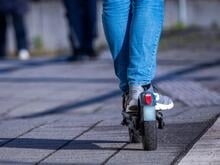 Getuntes Zweirad in Berlin-Lichtenberg: Mann flüchtet mit knapp 100 km/h schnellem E-Scooter vor Fahrradstreife