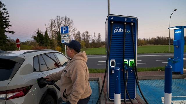 E-Autos: Verbändebündnis fordert effizientere Kontrollen von E-Ladesäulen