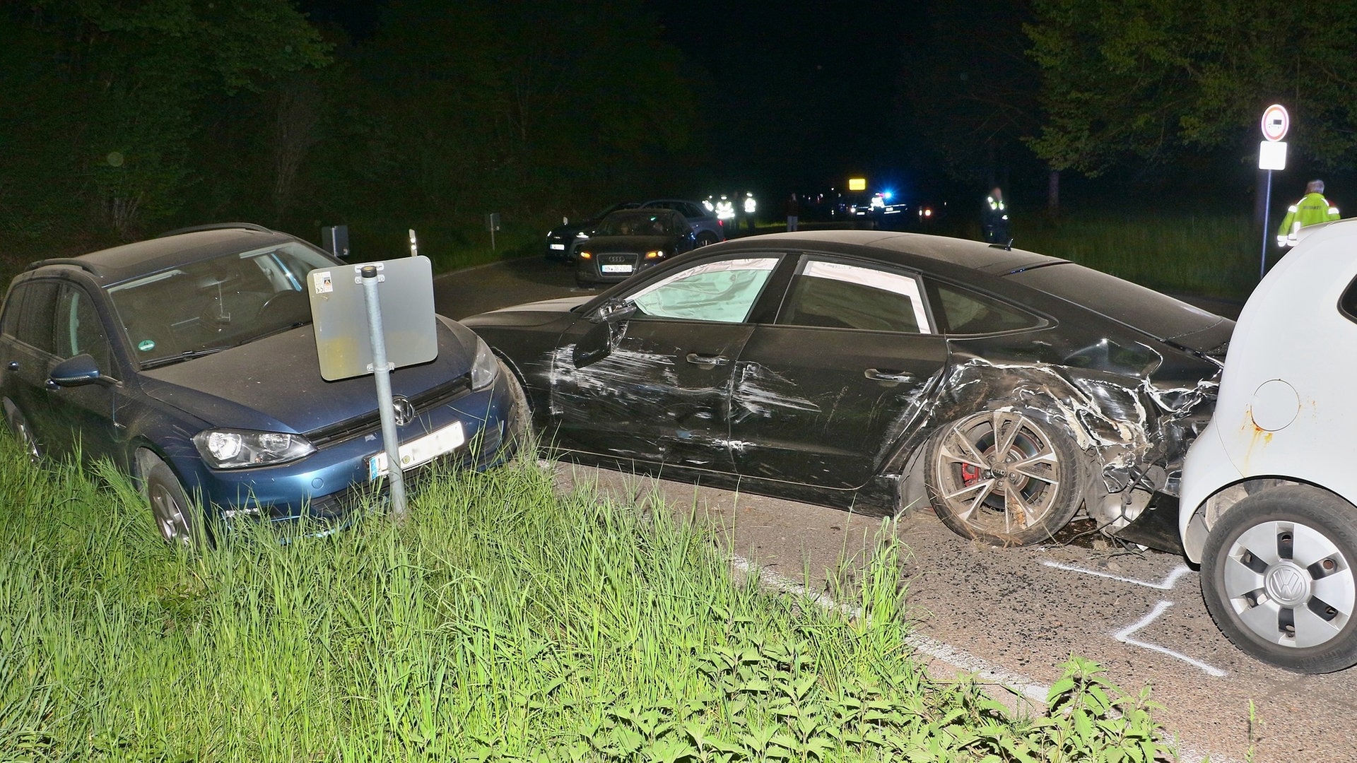 Flucht vor Polizeikontrolle: 22-jähriger Raser verursacht fünf Unfälle