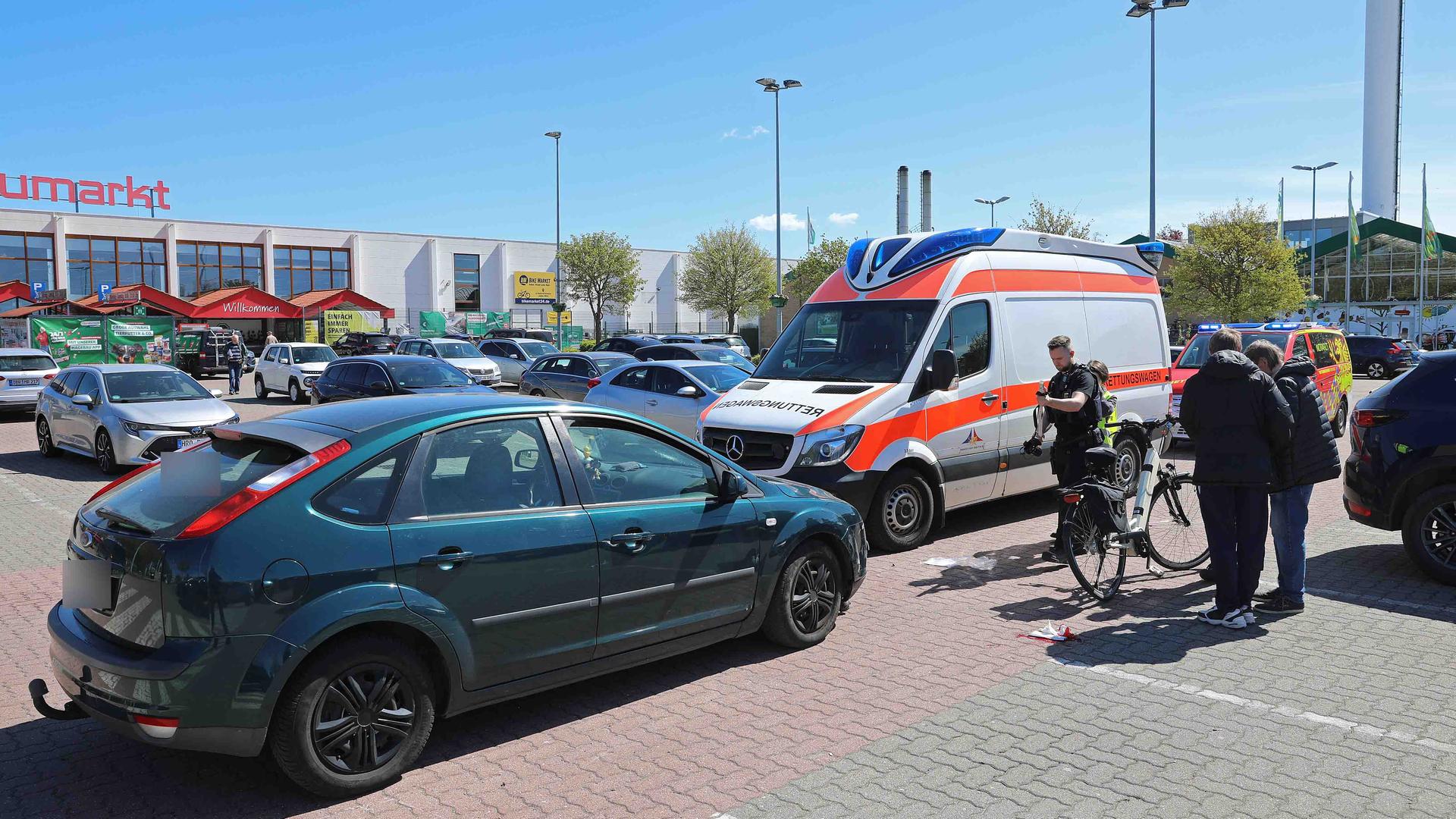 Unfall in Dierkow: 77-Jähriger prallt mit Kopf gegen Windschutzscheibe