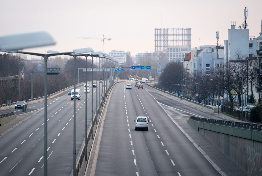 Mordversuch auf der A100: E-Roller von Brücke geworfen – Polizei ermittelt