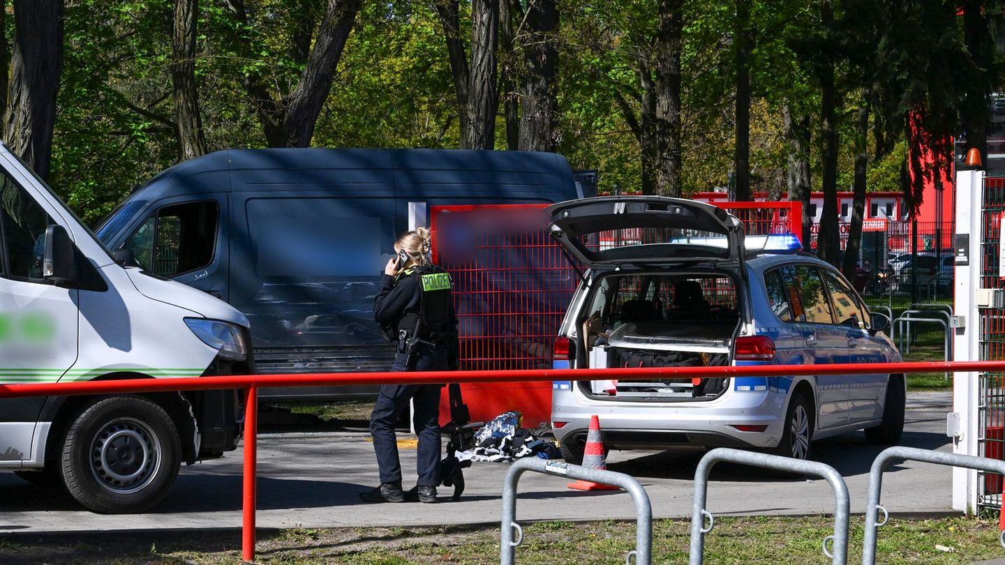 Berlin: Mutmaßlicher Autodieb rammt Radfahrer – Polizei schießt auf Fluchtwagen